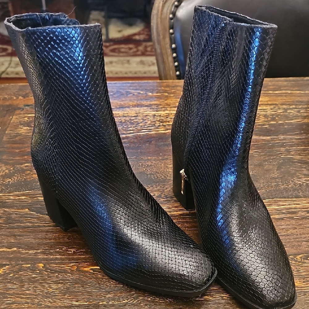 Black Snakeskin Ankle Boots By Baretraps 7.5 Like New